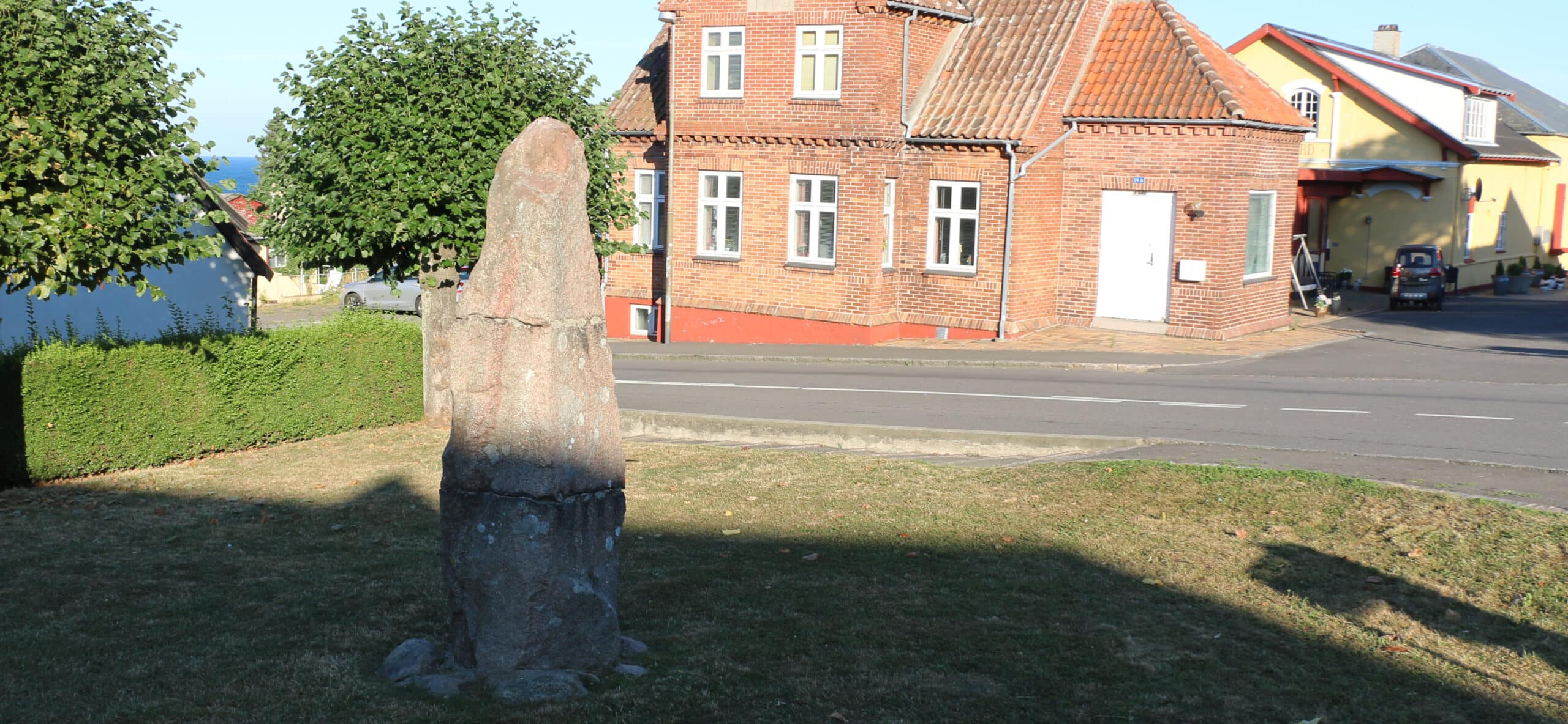 Duży kamień granitowy w Storegade